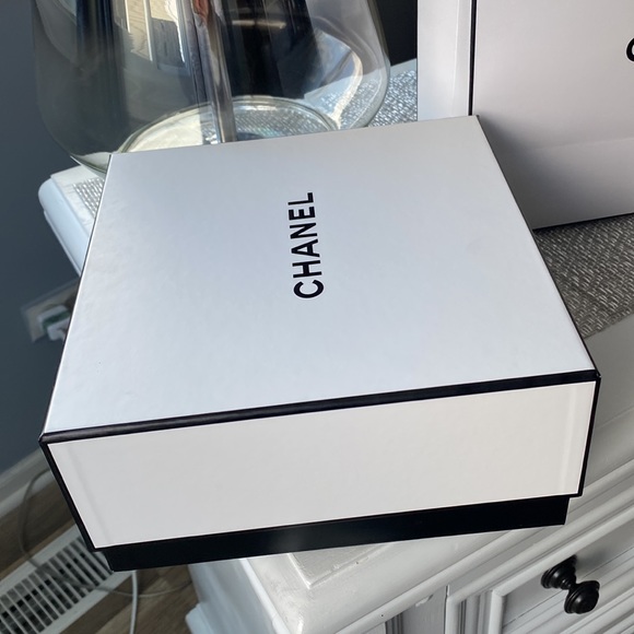 Chanel gift box - Picture 2 of 6